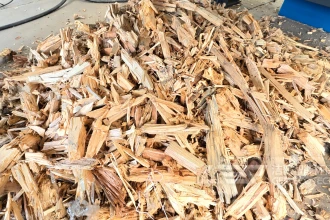 大树根破碎难处理？洁普双轴撕碎机一台搞定粗破+细破！