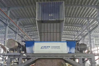 由破碎设备引发的废弃菌棒“淘金路”