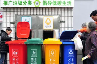 推行垃圾分类：用行动引导观念变革