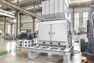 由破碎设备引发的废弃菌棒“淘金路”