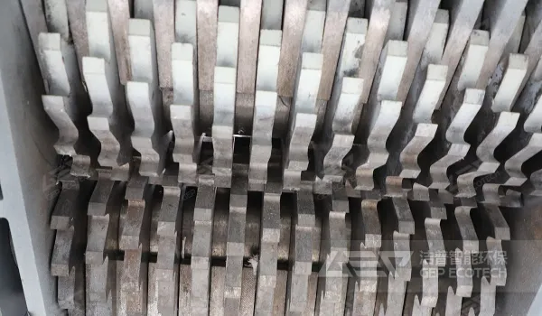 双轴撕碎机碎片大小怎么调?