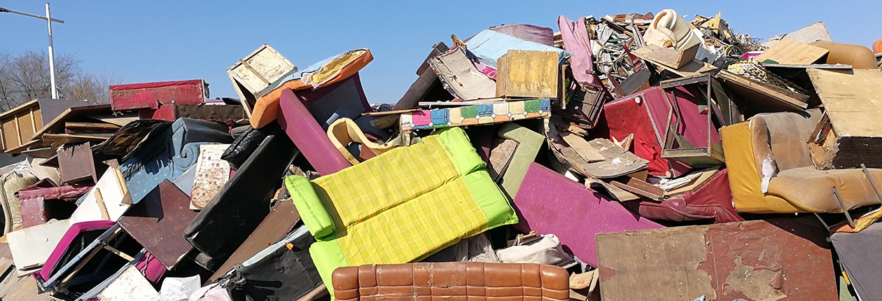 废旧家具处理前