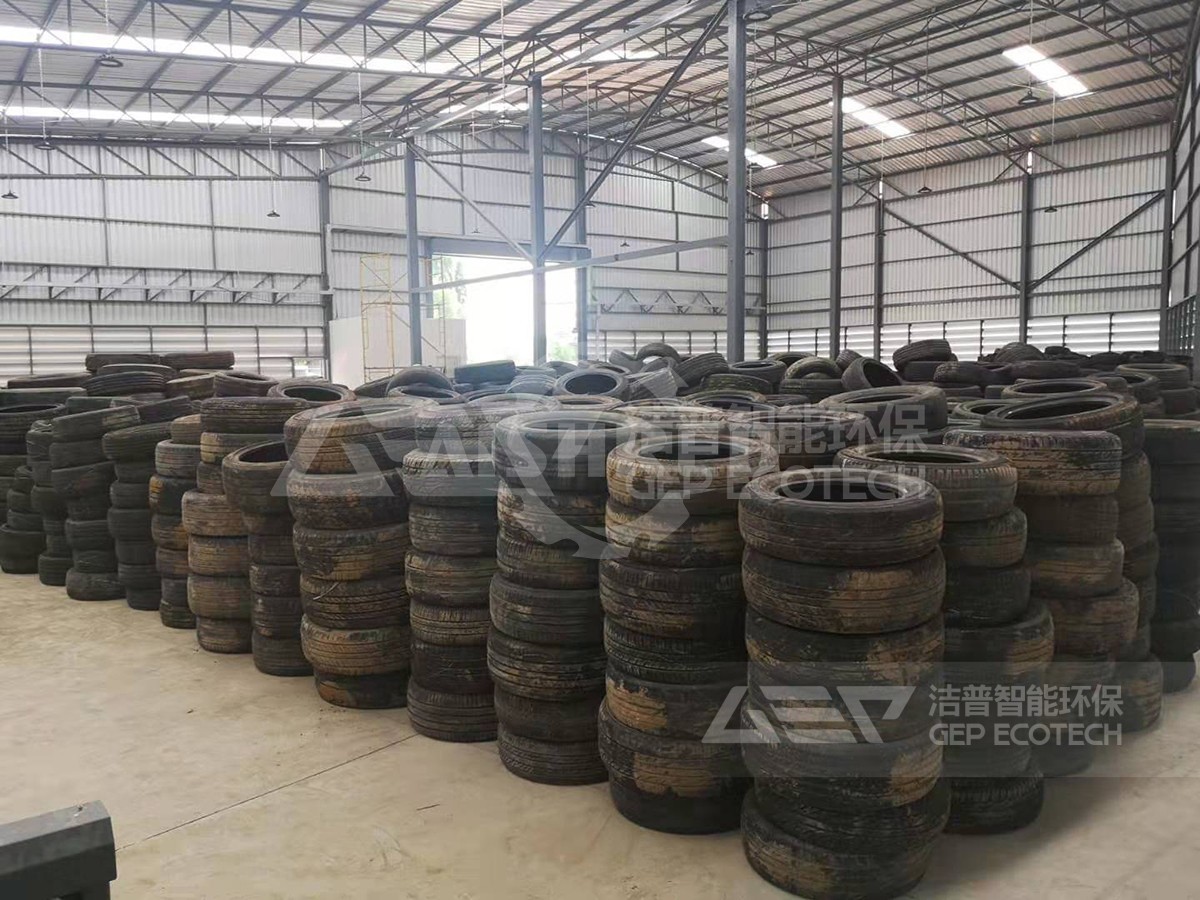 堆积的废轮胎原料