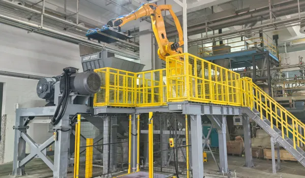 洁普硬核撕碎机轻松破碎30mm厚铜板