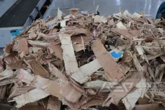 时产5吨的生物质细碎机出料尺寸多少？有移动的吗？