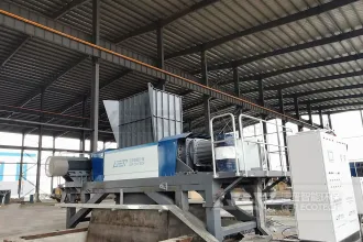 由破碎设备引发的废弃菌棒“淘金路”