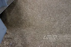 时产5吨的生物质细碎机出料尺寸多少？有移动的吗？